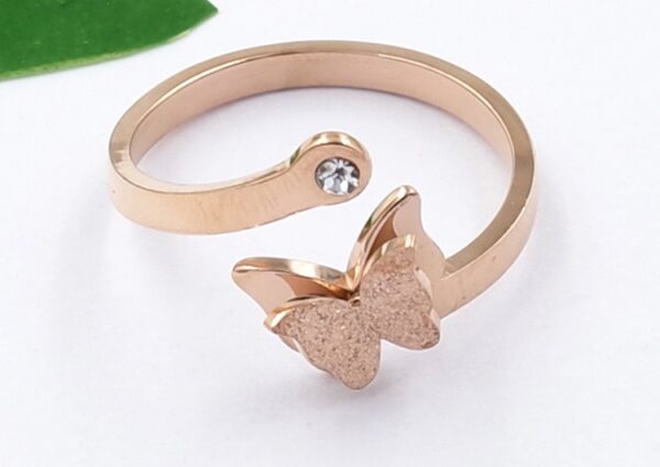 Anillo mariposa arenada gold rose (talle 7)